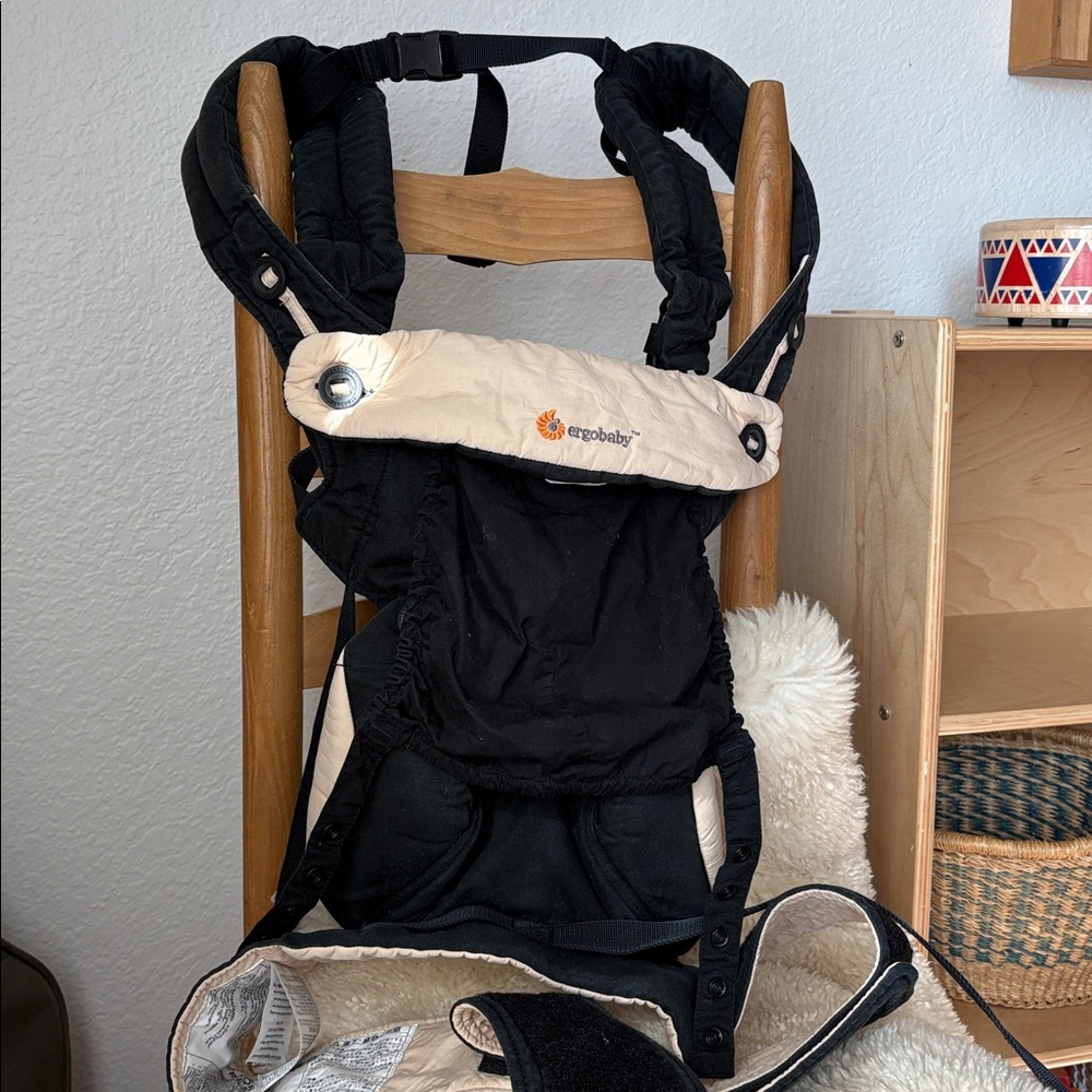 Ergo Baby 360 Black and Cream + Insert